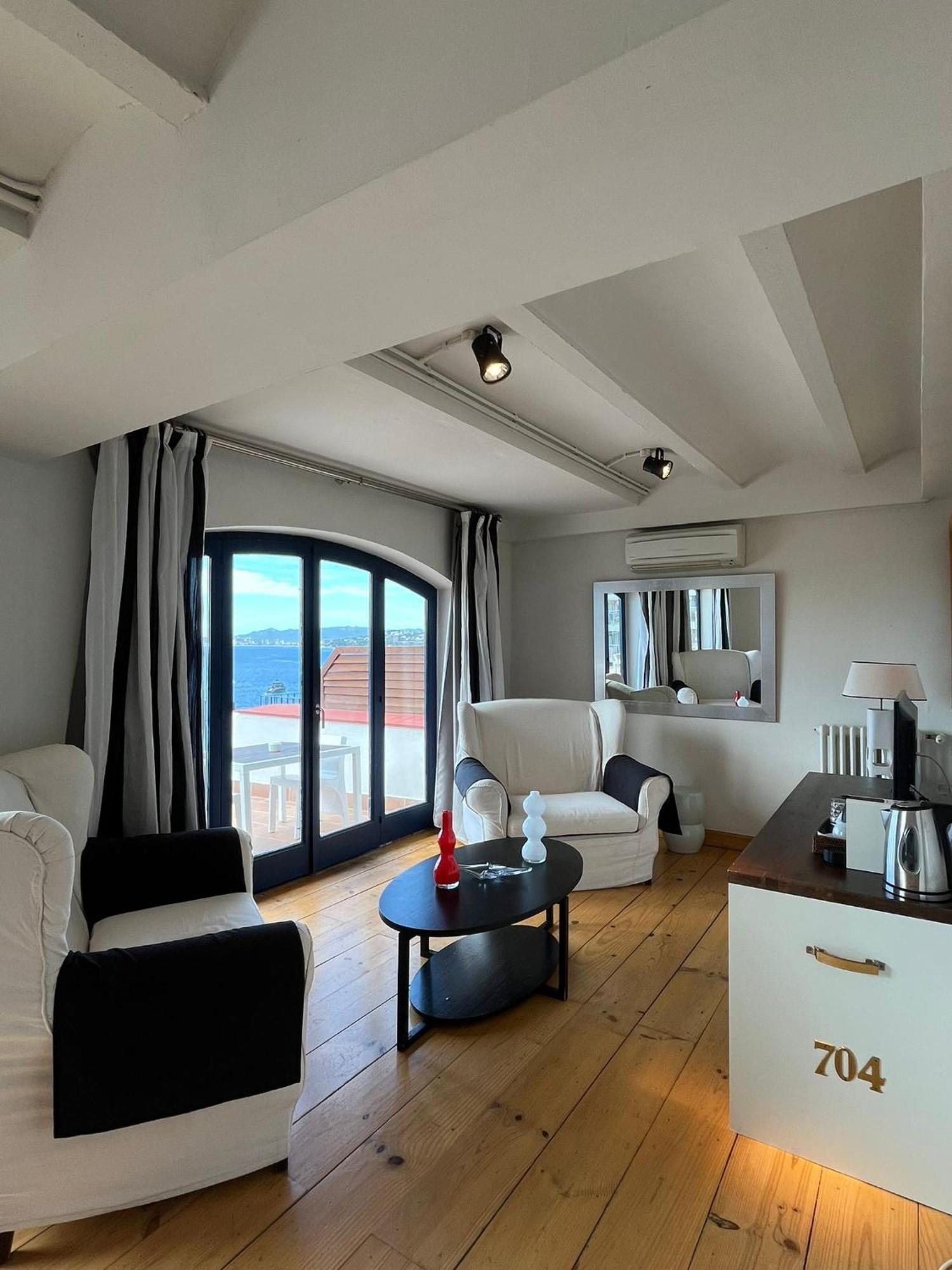 Hotel Trias Паламос Екстериор снимка